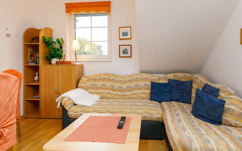 Martin: Meubles, Propriété, Table, Confort, Bois, Bâtiment, Orange, Design Intérieur, Sol, Sol
