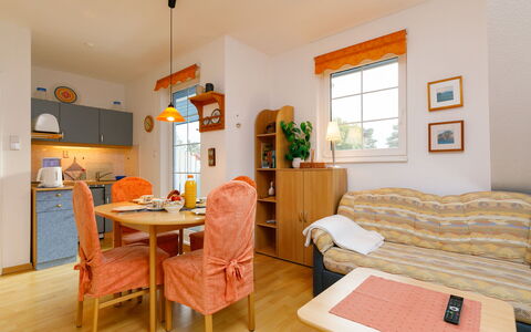 Martin: Meubles, Table, Fenêtre, Chaise, Bois, Orange, Confort, Bâtiment, Sol, Mur