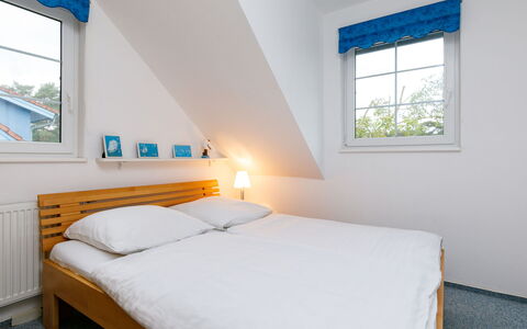 Martin: Meubles, Fenêtre, Propriété, Bleu, Confort, Bâtiment, Bois, Ombre, Design Intérieur
