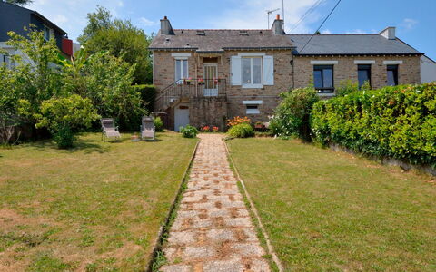 L'Escapade: Ciel, Plante, Meubles, Communauté Des Plantes, Table, Paysage Naturel, Chaise, Lot Terre, Mobilier De Jardin, Arbre