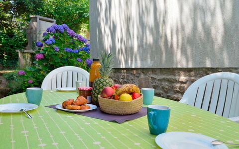 L'Escapade: Ciel, Plante, Meubles, Communauté Des Plantes, Table, Paysage Naturel, Chaise, Lot Terre, Mobilier De Jardin, Arbre