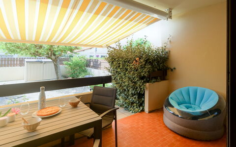 Palombe: Ciel, Plante, Meubles, Communauté Des Plantes, Table, Paysage Naturel, Chaise, Lot Terre, Mobilier De Jardin, Arbre