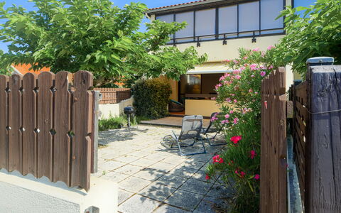 Palombe: Ciel, Plante, Meubles, Communauté Des Plantes, Table, Paysage Naturel, Chaise, Lot Terre, Mobilier De Jardin, Arbre