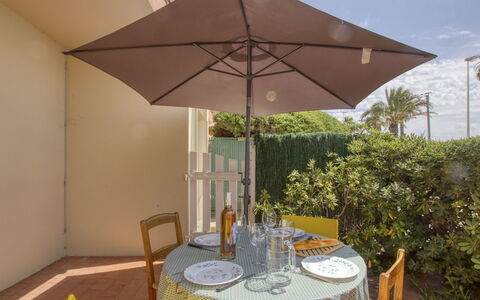 Les Vagues: Ciel, Plante, Meubles, Communauté Des Plantes, Table, Paysage Naturel, Chaise, Lot Terre, Mobilier De Jardin, Arbre