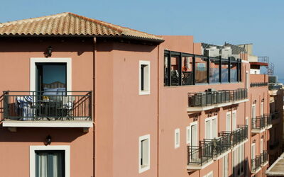 Rethymnon 16: Ciel, Bâtiment, Fenêtre, Bois, Design Urbain, Maison, Zone Résidentielle, Matériel De La Propriété, Immobilier