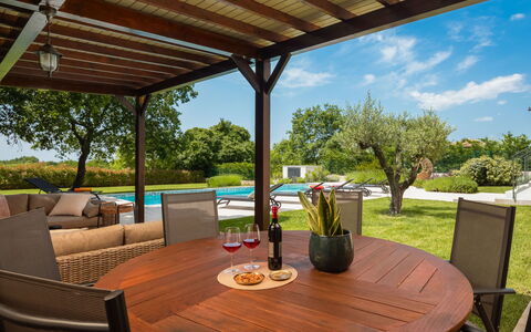 Villa Grando i: Ciel, Plante, Meubles, Communauté Des Plantes, Table, Paysage Naturel, Chaise, Lot Terre, Mobilier De Jardin, Arbre
