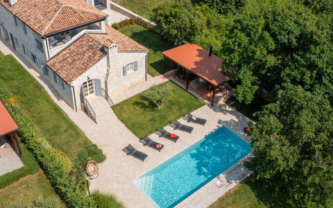 Villa Grando i: Ciel, Plante, Meubles, Communauté Des Plantes, Table, Paysage Naturel, Chaise, Lot Terre, Mobilier De Jardin, Arbre