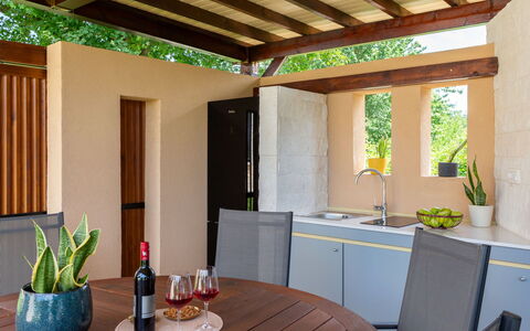 Villa Grando i: Ciel, Plante, Meubles, Communauté Des Plantes, Table, Paysage Naturel, Chaise, Lot Terre, Mobilier De Jardin, Arbre