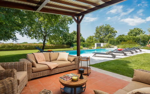 Villa Grando i: Ciel, Plante, Meubles, Communauté Des Plantes, Table, Paysage Naturel, Chaise, Lot Terre, Mobilier De Jardin, Arbre