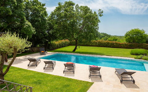Villa Grando i: Ciel, Plante, Meubles, Communauté Des Plantes, Table, Paysage Naturel, Chaise, Lot Terre, Mobilier De Jardin, Arbre
