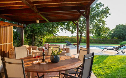 Villa Grando i: Ciel, Plante, Meubles, Communauté Des Plantes, Table, Paysage Naturel, Chaise, Lot Terre, Mobilier De Jardin, Arbre