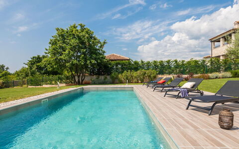 Villa Grando Ii: Ciel, Plante, Meubles, Communauté Des Plantes, Table, Paysage Naturel, Chaise, Lot Terre, Mobilier De Jardin, Arbre