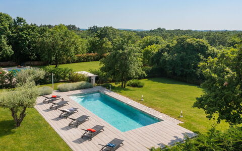 Villa Grando Ii: Ciel, Plante, Meubles, Communauté Des Plantes, Table, Paysage Naturel, Chaise, Lot Terre, Mobilier De Jardin, Arbre