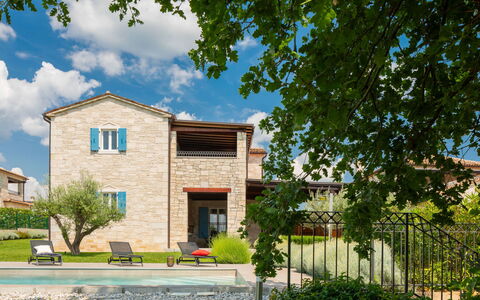 Villa Grando Ii: Ciel, Plante, Meubles, Communauté Des Plantes, Table, Paysage Naturel, Chaise, Lot Terre, Mobilier De Jardin, Arbre