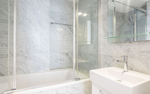 Le Jazz: Luminaire Plomberie, Robinet, Miroir, Tete De Douche, Salle De Bains, Évier, Douche, Design Intérieur, Sol