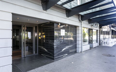 Le Jazz: Bâtiment, Ombre, Porte, Immobilier, Façade, Plafond, Sol, Maison, Bâtiment Commercial