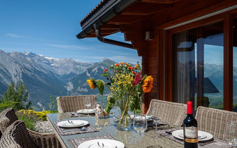 Bonâme: Vaisselle, Ciel, Table, Propriété, Plante, Meubles, Bâtiment, Nuage, Vaisselle, Coupe
