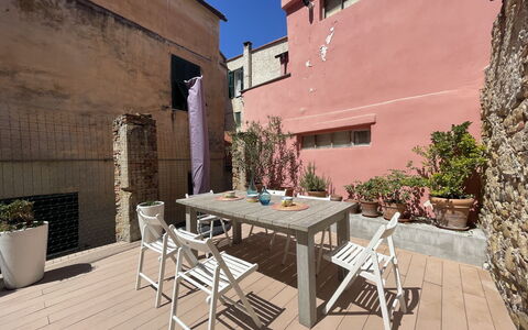 Casa nel Blu: Vaisselle, Ciel, Table, Propriété, Plante, Meubles, Bâtiment, Nuage, Vaisselle, Coupe