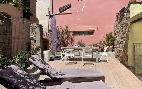 Casa nel Blu: Vaisselle, Ciel, Table, Propriété, Plante, Meubles, Bâtiment, Nuage, Vaisselle, Coupe