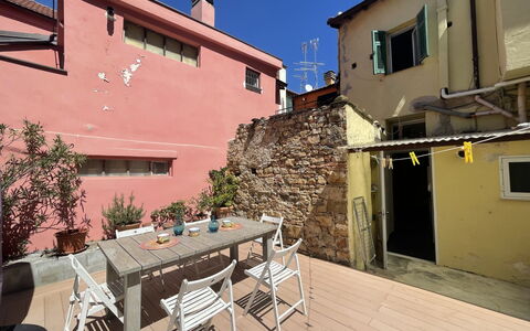 Casa nel Blu: Vaisselle, Ciel, Table, Propriété, Plante, Meubles, Bâtiment, Nuage, Vaisselle, Coupe