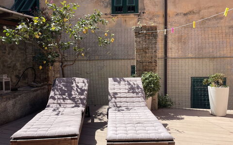 Casa nel Blu: Vaisselle, Ciel, Table, Propriété, Plante, Meubles, Bâtiment, Nuage, Vaisselle, Coupe