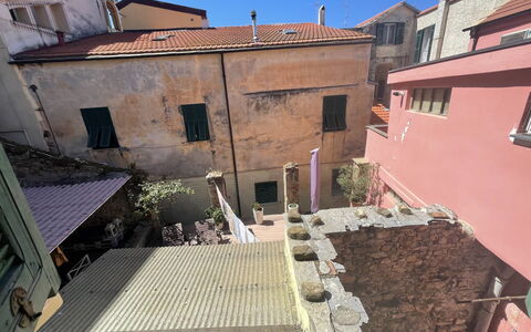 Casa nel Blu: Vaisselle, Ciel, Table, Propriété, Plante, Meubles, Bâtiment, Nuage, Vaisselle, Coupe
