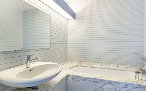 Les Miradors: Robinet, Luminaire Plomberie, Évier, Bâtiment, Bois, Lavabo, Salle De Bains, Design Intérieur, Sol