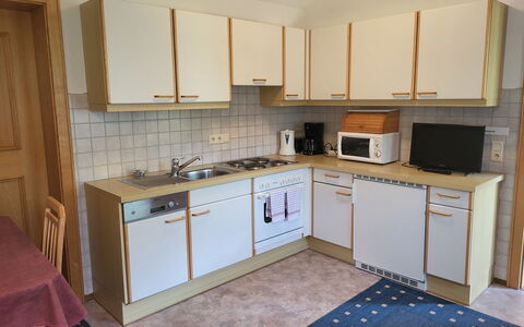 Sonnenschein B: Cabinetry, Comptoir, Evier, Propriété, Évier, Cuisinière, Cuisine, Robinet, Appareil De Cuisine, Électroménager