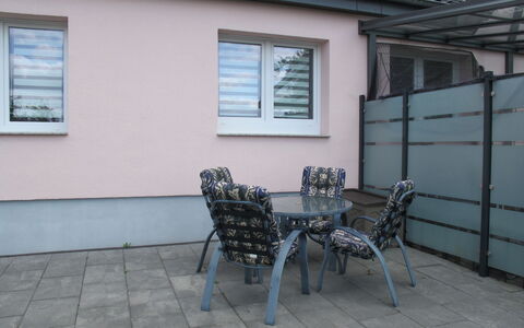 Rosa: Jour, Fenêtre, Meubles, Bâtiment, Chaise, Bois, Surface De La Route, Table, Ombre, Brickwork