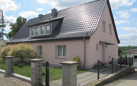 Rosa: Nuage, Ciel, Plante, Bâtiment, Fenêtre, Maison, Clôture, Lot Terre, Chalet, Zone Résidentielle