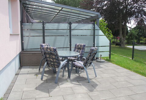 Rosa: Propriété, Plante, Meubles, Bâtiment, Chaise, Ombre, Tableau De Plein Air, Mobilier De Jardin, Arbre, Surface De La Route