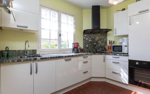 L'Ilet: Cabinetry, Comptoir, Propriété, Cuisinière, Appareil De Cuisine, Cuisine, Evier, Bois, Design Intérieur, Éclairage