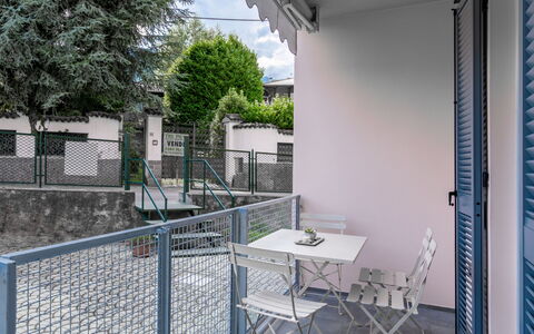 Livia: Table, Bâtiment, Chaise, Ombre, Arbre, Mobilier De Jardin, Condominium, Tableau De Plein Air, Sol, Immobilier