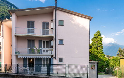 Livia: Ciel, Nuage, Bâtiment, Fenêtre, Arbre, Plante, Design Urbain, Bois, Maison, Zone Résidentielle