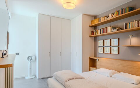 Flat 1: Meubles, Design Intérieur, Lit, Chambre, Mur, Bois, Sol, Plafond, Sol, Pièce