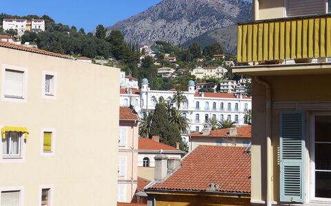 Le Casino: Ciel, Bâtiment, Fenêtre, Propriété, Lumière, Bleu Azur, Maison, Design Urbain, Arbre