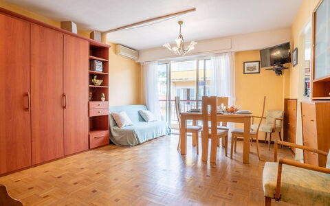 Le Casino: Meubles, Bâtiment, Bois, Cadre, Sol, Sol, Tache De Bois, Cabinetry, Dur