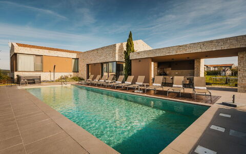 Vigneto: L'Eau, Ciel, Nuage, Plante, Piscine, Bâtiment, Bleu Azur, Fenêtre, Maison, Design Intérieur