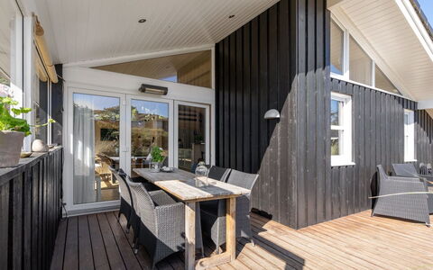 Gun - 450M from the Sea: Toit, Domicile, Porte, Chalet, Ombre, Siding, Cour, Biens, Arrière-Cour