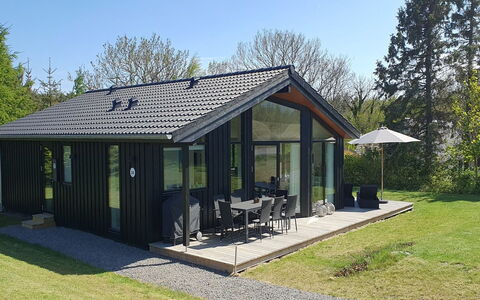 Enisa - 800M from the Sea: Toit, Domicile, Porte, Chalet, Ombre, Siding, Cour, Biens, Arrière-Cour