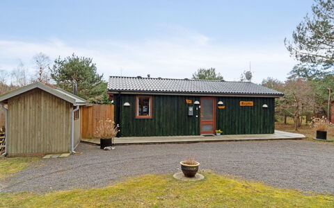 Nada - 200M from the Sea: Maison, Domicile, Toit, Chalet, Biens, Aménagement Paysager, Batiments Jardin, Siding, Ferme