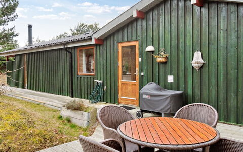 Nada - 200M from the Sea: Meubles, Design Intérieur, Sol, Bois, Sol, Plafond, Parquet, Chaise, Table, Éclairage