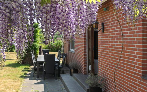 Angelie - 350M from the Sea: Végétation, Arbuste, Printemps, Chalet, Jardin, Ombre, Arrière-Cour, Cour, Chaise