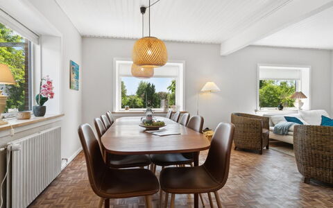 Angelie - 350M from the Sea: Végétation, Arbuste, Printemps, Chalet, Jardin, Ombre, Arrière-Cour, Cour, Chaise