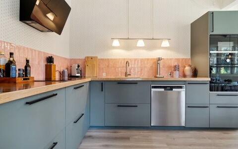 Sjo - 300M from the Sea: Cuisine, Comptoir, Meubles, Cabinetry, Appareil De Cuisine, Design Intérieur, Sol, Bois, Principaux Appliance, Sol