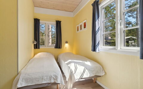 Sjo - 300M from the Sea: Mur, Bois, Chambre, Sol, Sol, Design Intérieur, Lit, Domicile, Plafond, Maison