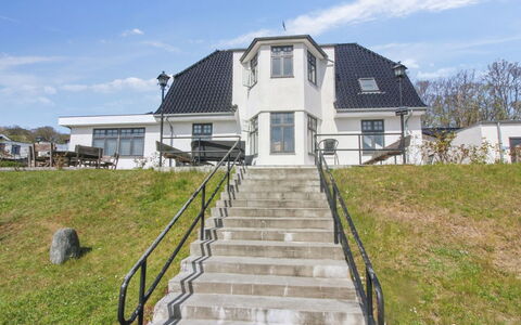 Johanna - 300M from the Sea: Bois, Meubles, Appartement, Pièce, Plafond, Tache De Bois, Chaise, Dur, Vernis, Lumber
