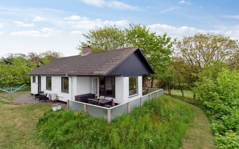 Dika - 400M from the Sea: Chalet, Domicile, Maison, Toit, Porche, Biens, Siding, Batiments Jardin, Ferme, Cour