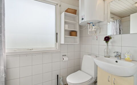 Eliene - 400M from the Sea: Luminaire Plomberie, Salle De Bains, Mur, Siège De Toilette, Toilette, Sol, Évier, Lavabo, Sol, Design Intérieur