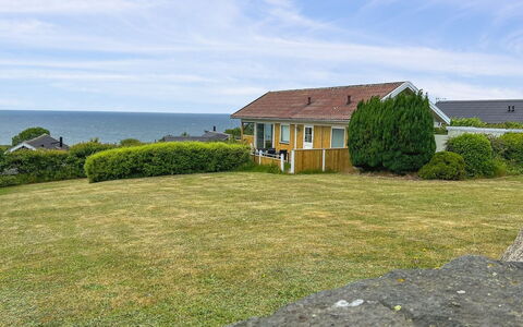 Eliene - 400M from the Sea: Herbe, Vert, Maison, Toit, Paysage, Arbuste, Lot Terre, Domicile, Chalet